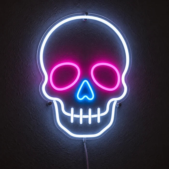 Neon-Schädel Neon LED Schild leuchtend an einer dunklen Wand, Nahaufnahme mit Anschlusskabel