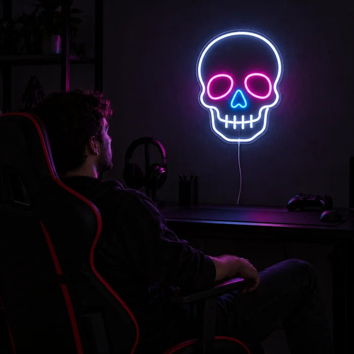 Neon-Schädel Neon LED Schild über dem Gaming-Schreibtisch, davor ein Spieler im Gaming-Stuhl