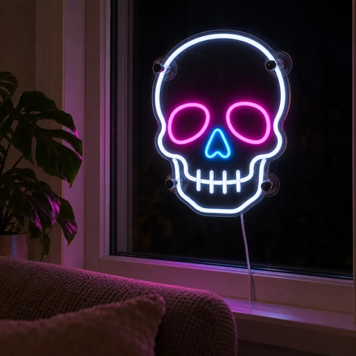Neon-Schädel Neon LED Schild abends im Fenster eines gemütlichen Wohnzimmers