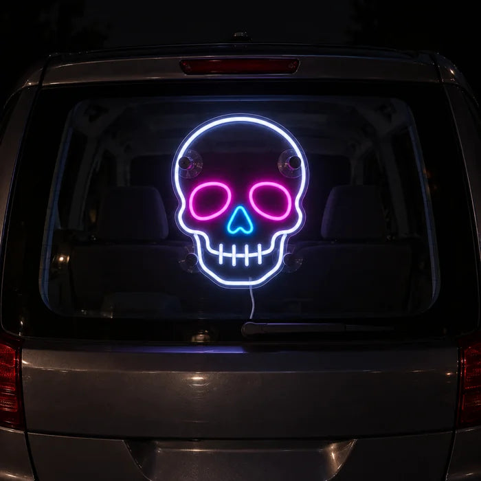 Neon-Schädel Neon LED Schild an der Heckscheibe eines Autos bei Nacht