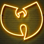 Hip-Hop-Deko: Ein großes, leuchtendes Wu-Tang-Logo als Neon-Licht vor einem rauen Hintergrund.
