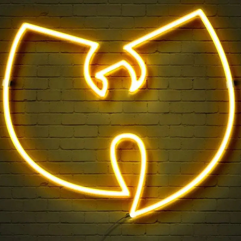 Hip-Hop-Deko: Ein großes, leuchtendes Wu-Tang-Logo als Neon-Licht vor einem rauen Hintergrund.
