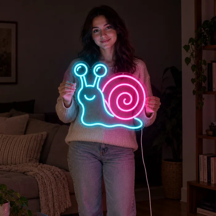 Neon-Schnecke Neon LED Schild von einer Frau gehalten, zeigt die Größe im Vergleich zum Körper