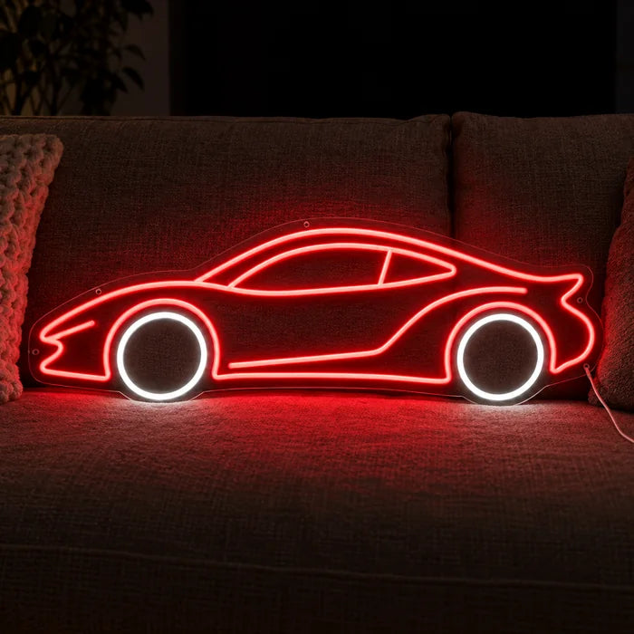 Neon-Sportwagen Neon LED Schild auf einem gemütlichen Sofa zwischen Kissen und Decke