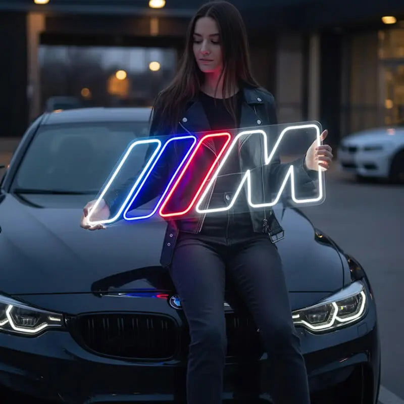 Einzigartiges Geschenk für Auto-Enthusiasten: Ein handgefertigtes Neon-Schild mit dem ikonischen BMW M Logo, das eine rote, blaue und violette Leuchtfarbe hat