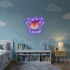Stylische Wandleuchte in Gengar-Form, gefertigt aus violettem und rotem LED-Neon-Flex, gehalten vor dunklem Hintergrund