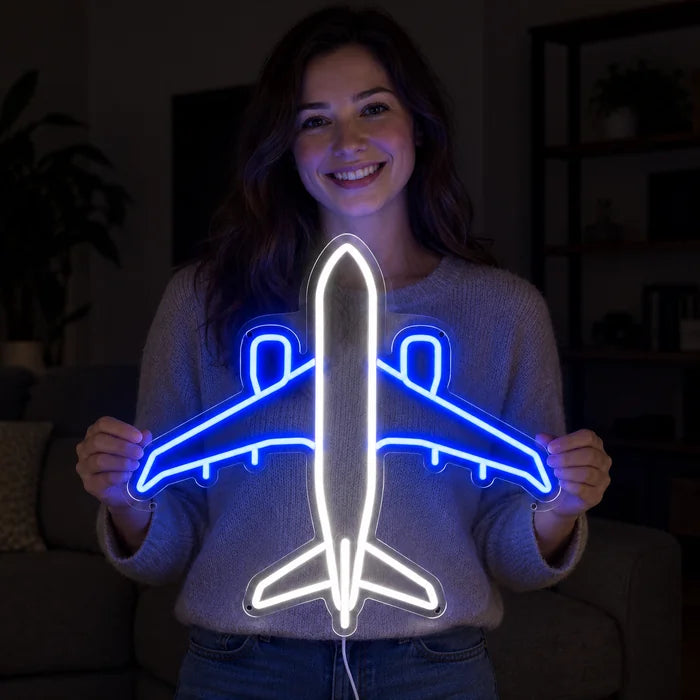 Passagierflugzeug Neon LED Schild in den Händen einer lächelnden Frau vor dunklem Hintergrund