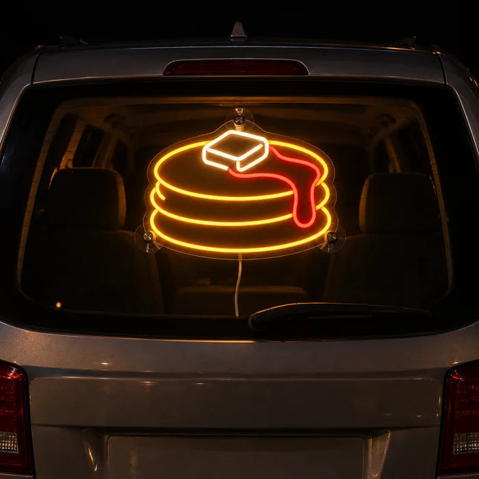 Pfannkuchen Neon LED Schild an der Heckscheibe eines Autos bei Nacht