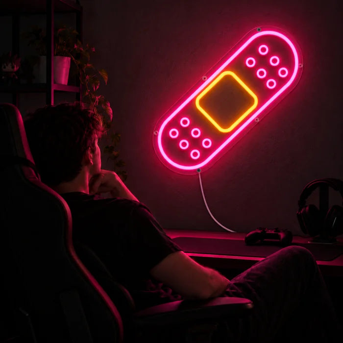 Pflaster Neon LED Schild über dem Gaming-Schreibtisch, davor ein Spieler im Gaming-Stuhl