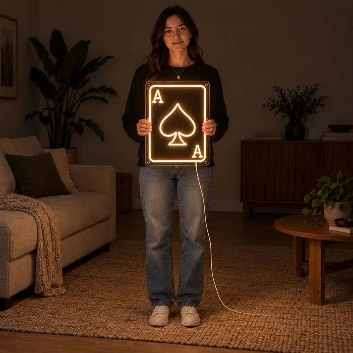 Pik-Ass Neon LED Schild von einer Frau gehalten, zeigt die Größe im Vergleich zum Körper