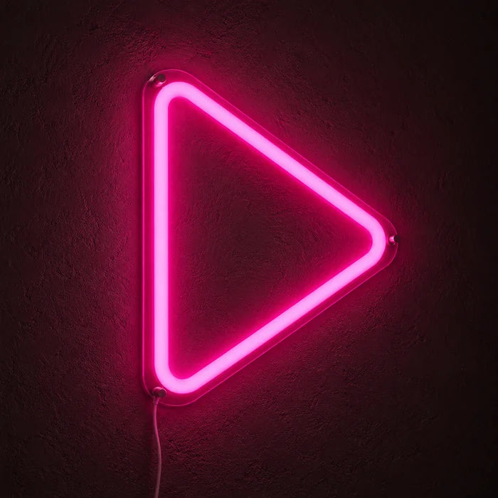 Play Neon LED Schild leuchtend an einer dunklen Wand, Nahaufnahme mit Anschlusskabel