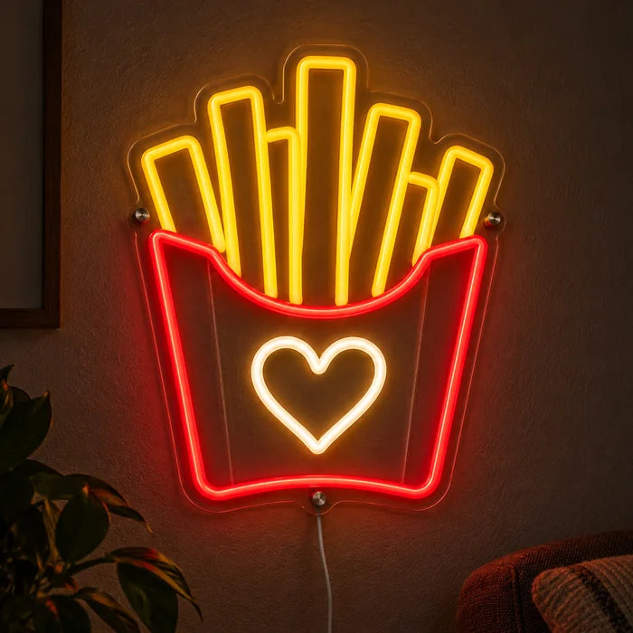 Pommesliebe Neon LED Schild leuchtend an einer dunklen Wand, Nahaufnahme mit Anschlusskabel