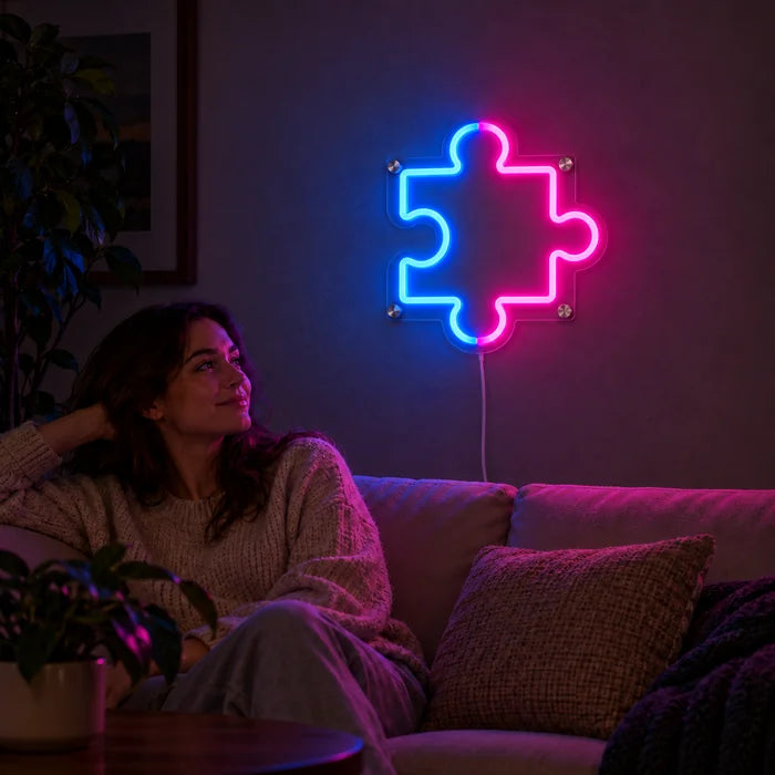 Puzzleteil Neon LED Schild an der Wohnzimmerwand, davor entspannt eine Person auf dem Sofa