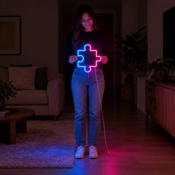 Puzzleteil Neon LED Schild von einer Frau gehalten, zeigt die Größe im Vergleich zum Körper