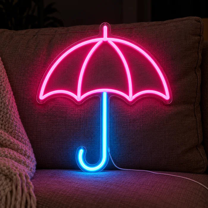 Regenschirm Neon LED Schild auf einem gemütlichen Sofa zwischen Kissen und Decke