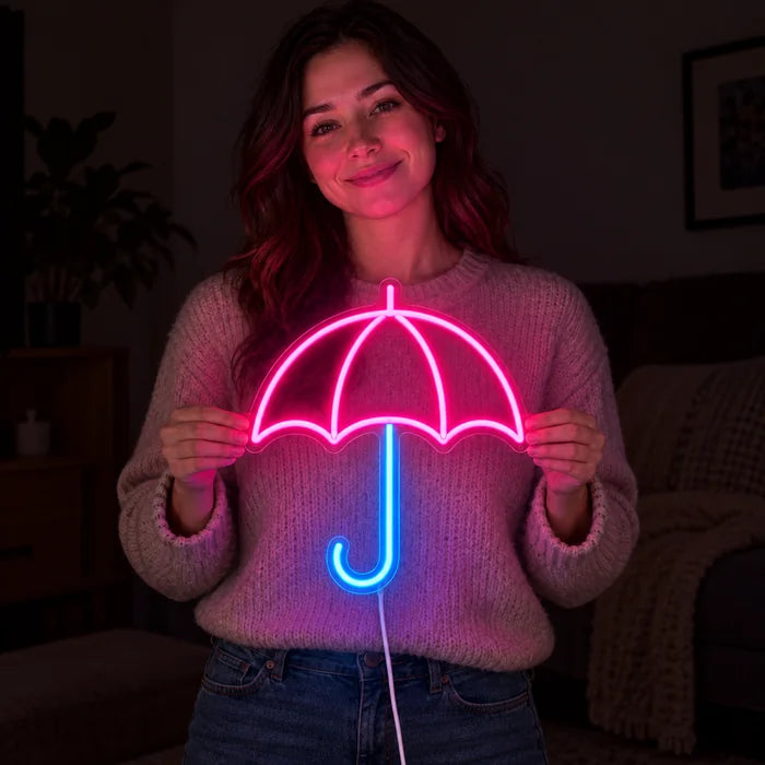Regenschirm Neon LED Schild in den Händen einer lächelnden Frau vor dunklem Hintergrund