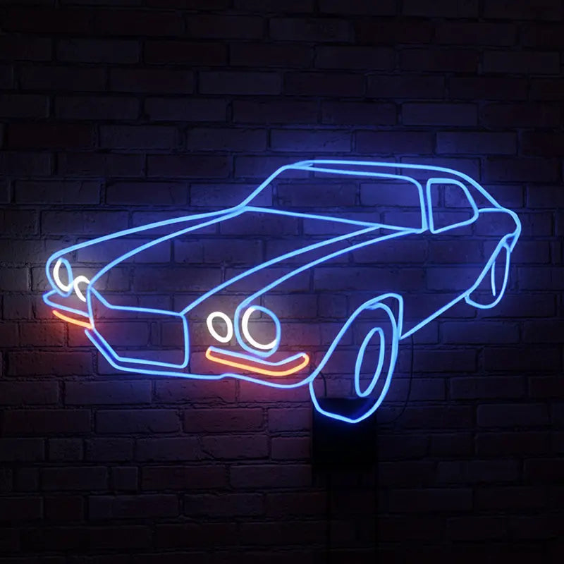 Neon-Leuchtreklame eines klassischen Muscle-Cars (vermutlich ein Camaro oder Firebird der 70er Jahre) in Blau und Orange, montiert auf einer dunklen Backsteinwand