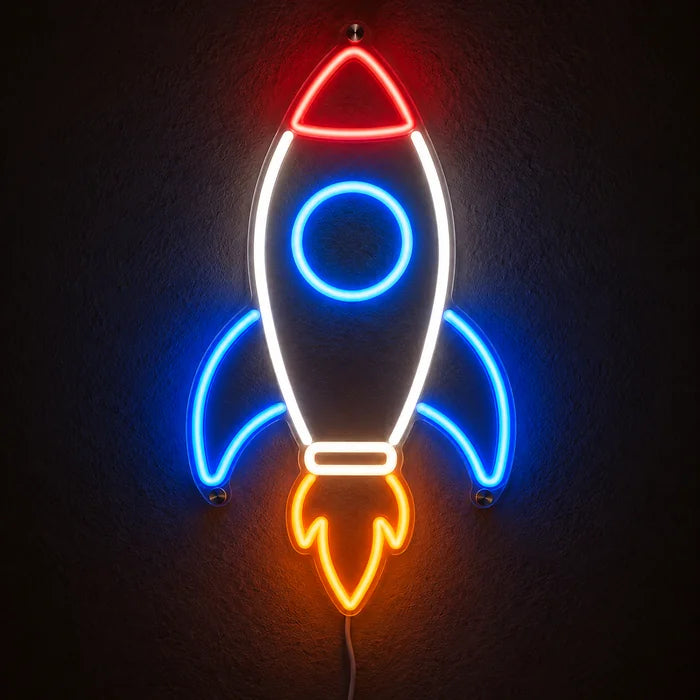 Retro-Rakete Neon LED Schild leuchtend an einer dunklen Wand, Nahaufnahme mit Anschlusskabel
