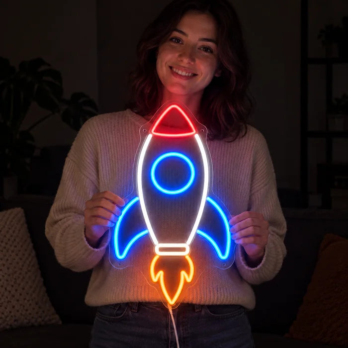 Retro-Rakete Neon LED Schild in den Händen einer lächelnden Frau vor dunklem Hintergrund