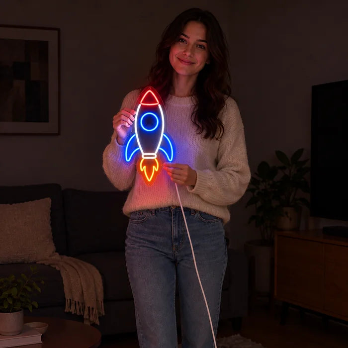 Retro-Rakete Neon LED Schild von einer Frau gehalten, zeigt die Größe im Vergleich zum Körper