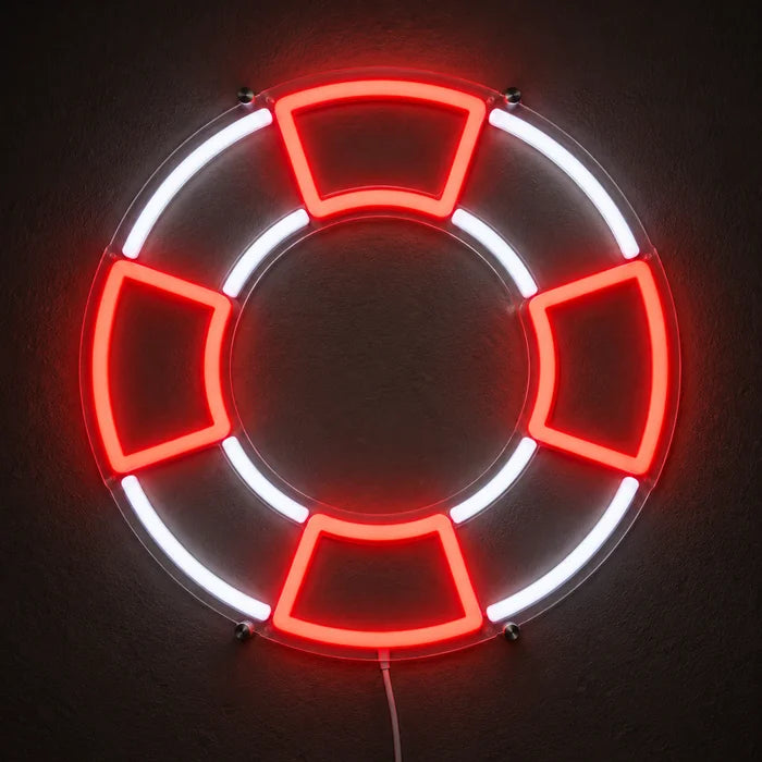 Rettungsring Neon LED Schild leuchtend an einer dunklen Wand, Nahaufnahme mit Anschlusskabel