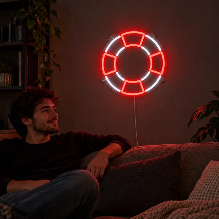 Rettungsring Neon LED Schild an der Wohnzimmerwand, davor entspannt eine Person auf dem Sofa