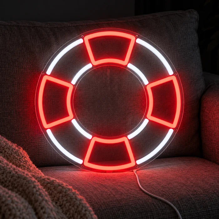 Rettungsring Neon LED Schild auf einem gemütlichen Sofa zwischen Kissen und Decke