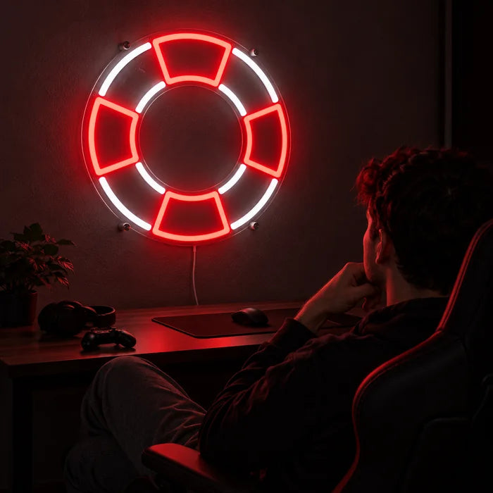 Rettungsring Neon LED Schild über dem Gaming-Schreibtisch, davor ein Spieler im Gaming-Stuhl