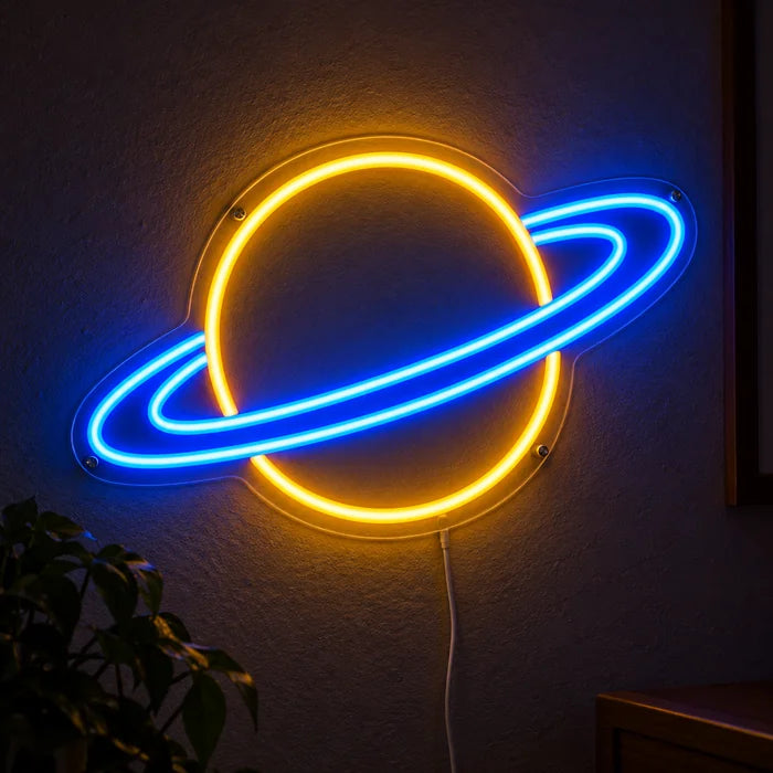 Ringplanet Neon LED Schild leuchtend an einer dunklen Wand, Nahaufnahme mit Anschlusskabel