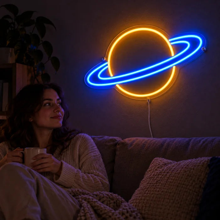 Ringplanet Neon LED Schild an der Wohnzimmerwand, davor entspannt eine Person auf dem Sofa