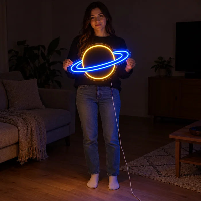 Ringplanet Neon LED Schild von einer Frau gehalten, zeigt die Größe im Vergleich zum Körper