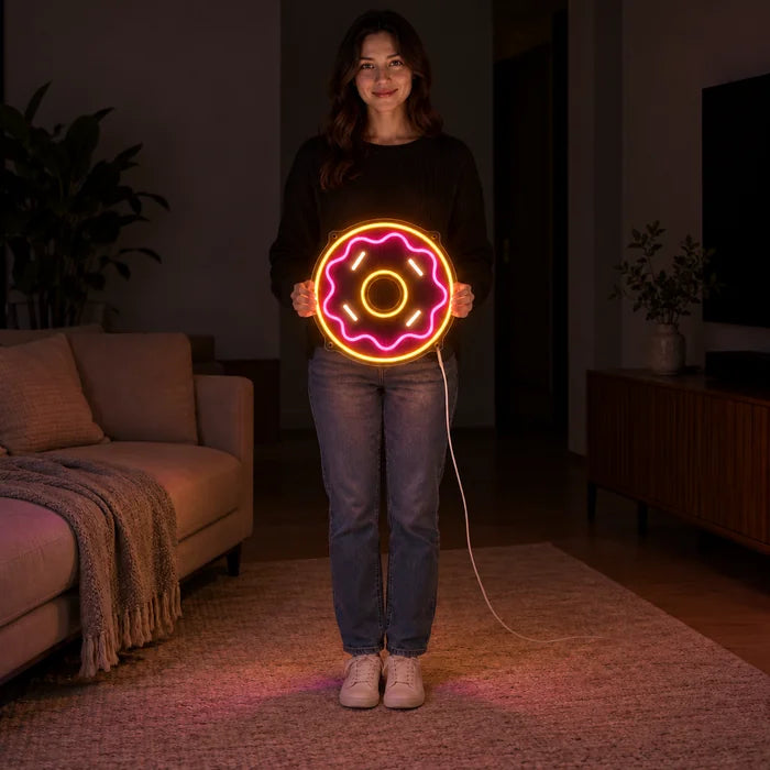 Rosa Donut Neon LED Schild von einer Frau gehalten, zeigt die Größe im Vergleich zum Körper
