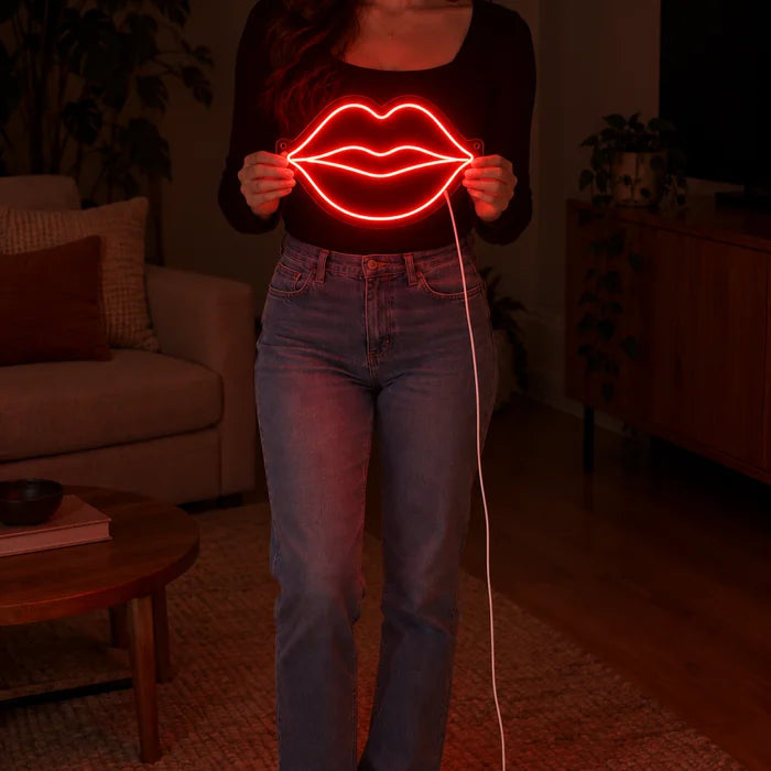 Rote Lippen Neon LED Schild von einer Frau gehalten, zeigt die Größe im Vergleich zum Körper