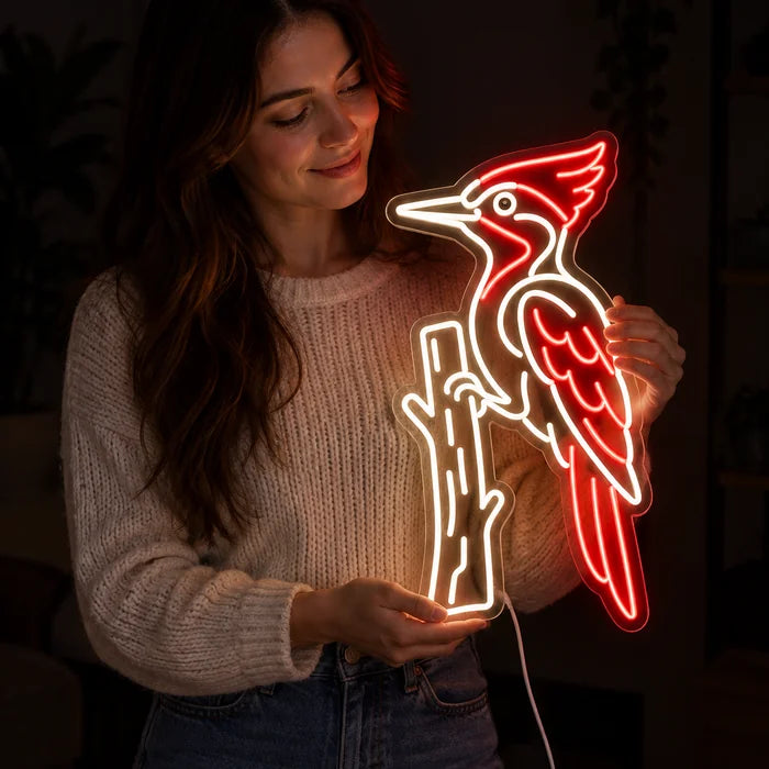 Roter Specht Neon LED Schild von einer Frau gehalten, zeigt die Größe im Vergleich zum Körper