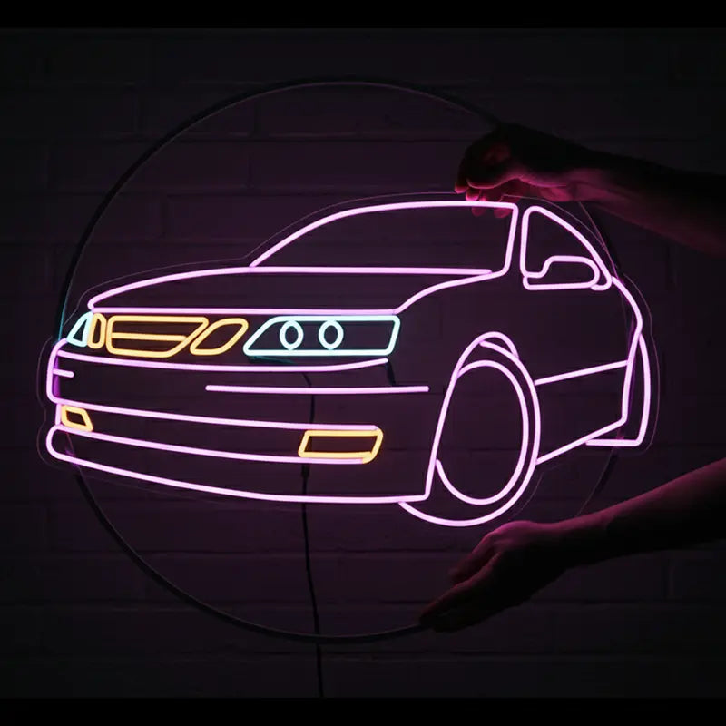 Detailansicht eines Neon-Schildes mit dem Profil eines Saab 9-5. Der Umriss ist violett, die Lichter sind blau und orange hervorgehoben