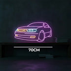 Modernes Wandkunst-Neonlicht eines Saab-Klassikers, der Frontspoiler und der Grill sind in leuchtenden Gelb- und Orangetönen dargestellt