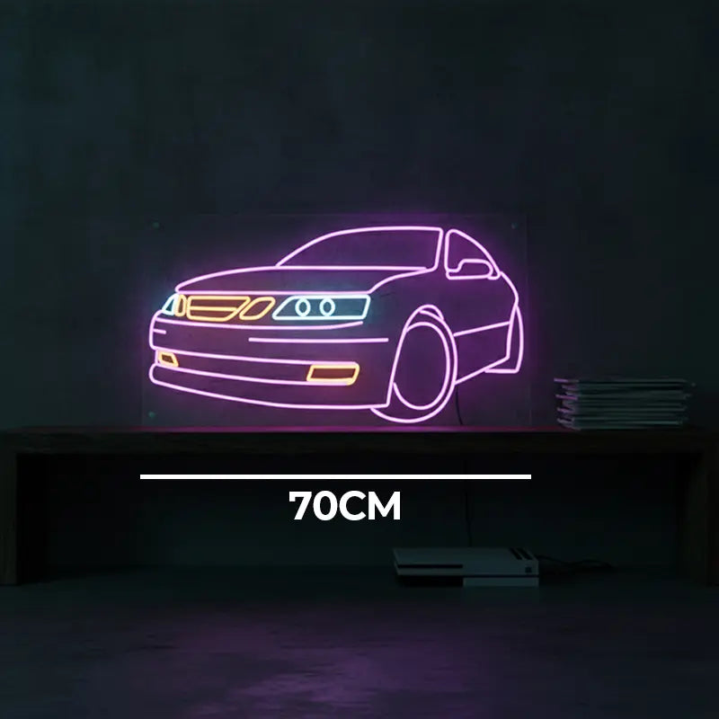 Modernes Wandkunst-Neonlicht eines Saab-Klassikers, der Frontspoiler und der Grill sind in leuchtenden Gelb- und Orangetönen dargestellt