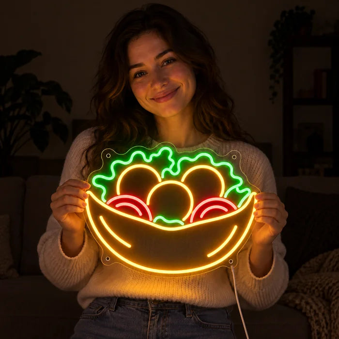 Salatschale Neon LED Schild in den Händen einer lächelnden Frau vor dunklem Hintergrund