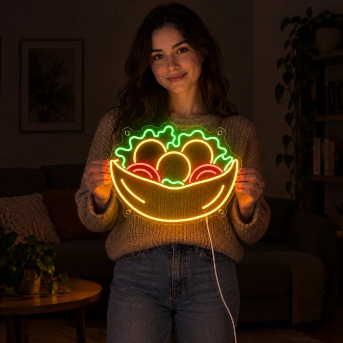 Salatschale Neon LED Schild von einer Frau gehalten, zeigt die Größe im Vergleich zum Körper