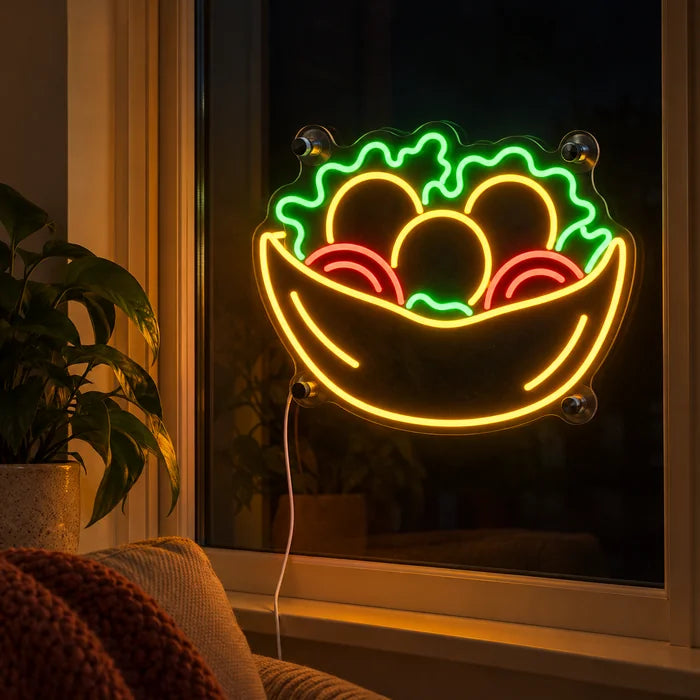 Salatschale Neon LED Schild abends im Fenster eines gemütlichen Wohnzimmers