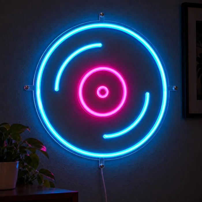 Schallplatte Neon LED Schild leuchtend an einer dunklen Wand, Nahaufnahme mit Anschlusskabel
