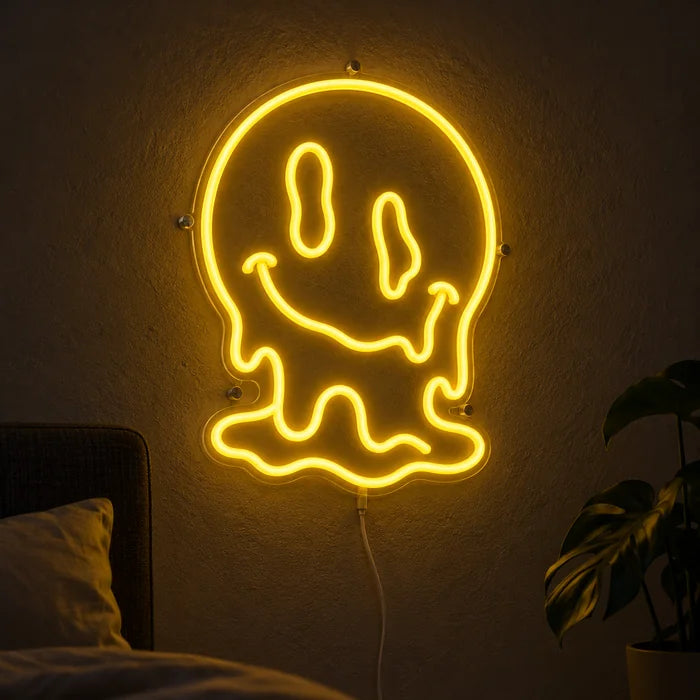 Schmelzender Schädel Neon LED Schild leuchtend an einer dunklen Wand, Nahaufnahme mit Anschlusskabel