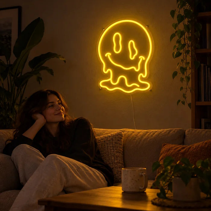Schmelzender Schädel Neon LED Schild an der Wohnzimmerwand, davor entspannt eine Person auf dem Sofa