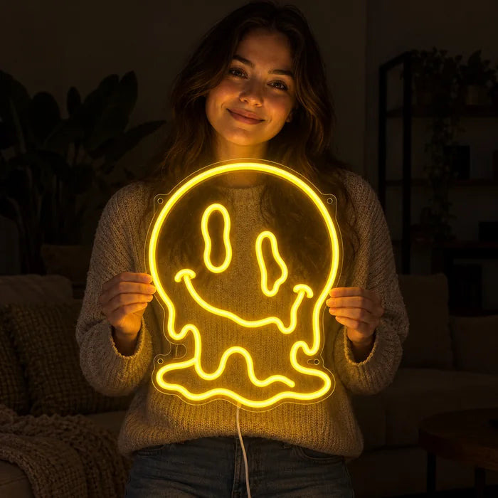Schmelzender Schädel Neon LED Schild in den Händen einer lächelnden Frau vor dunklem Hintergrund