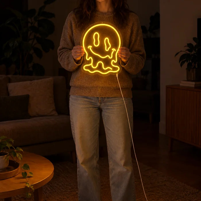 Schmelzender Schädel Neon LED Schild von einer Frau gehalten, zeigt die Größe im Vergleich zum Körper