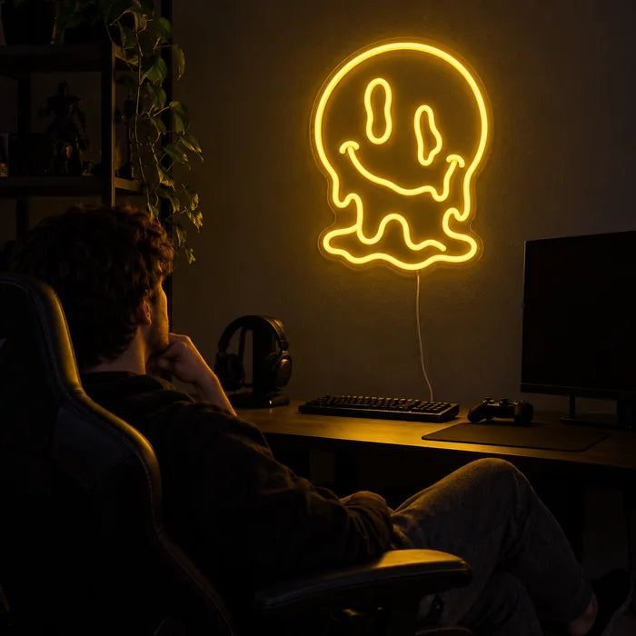 Schmelzender Schädel Neon LED Schild über dem Gaming-Schreibtisch, davor ein Spieler im Gaming-Stuhl