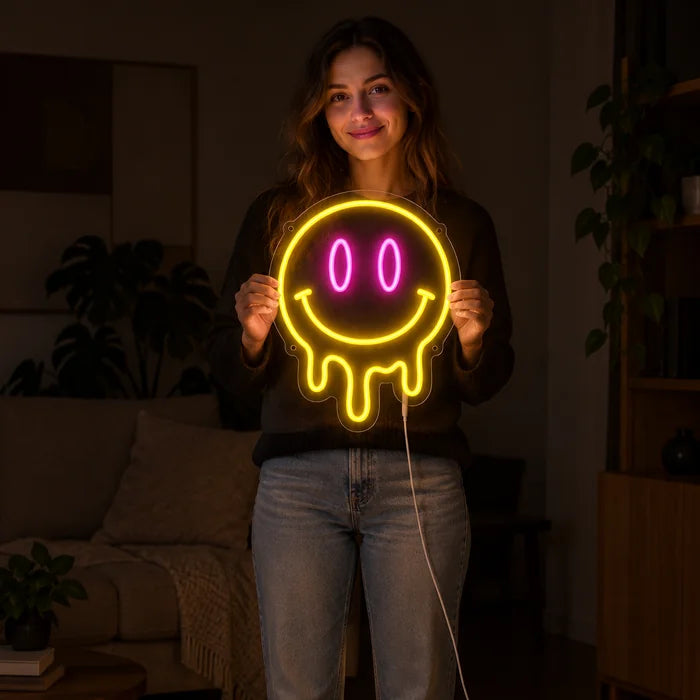 Schmelzender Smiley Neon LED Schild von einer Frau gehalten, zeigt die Größe im Vergleich zum Körper