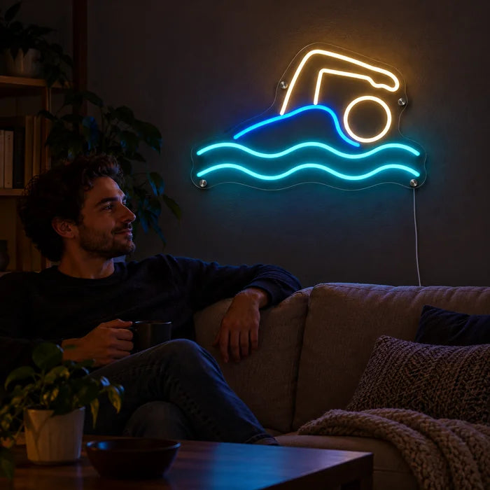 Schwimmer Neon LED Schild an der Wohnzimmerwand, davor entspannt eine Person auf dem Sofa