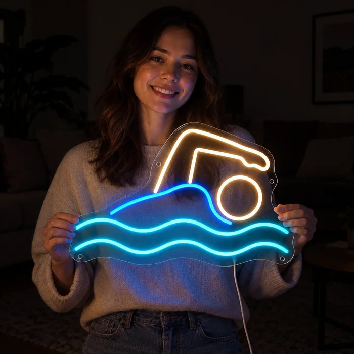 Schwimmer Neon LED Schild in den Händen einer lächelnden Frau vor dunklem Hintergrund
