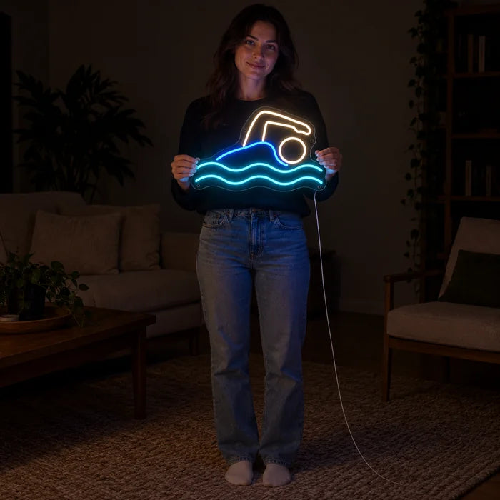 Schwimmer Neon LED Schild von einer Frau gehalten, zeigt die Größe im Vergleich zum Körper